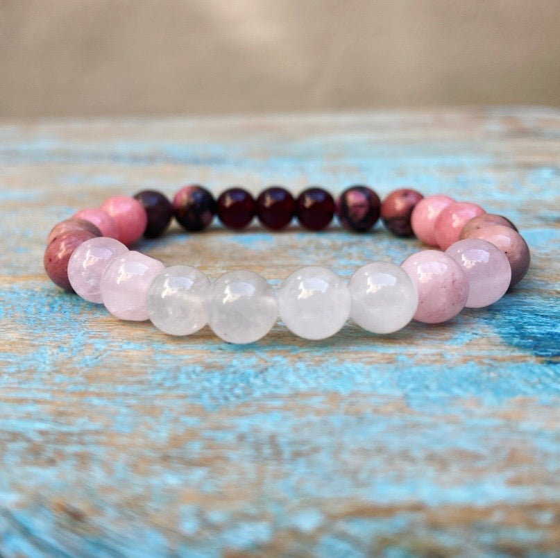Armband Granat, weiße Jade, Rhodochrosit und Rubin „A Little Help“