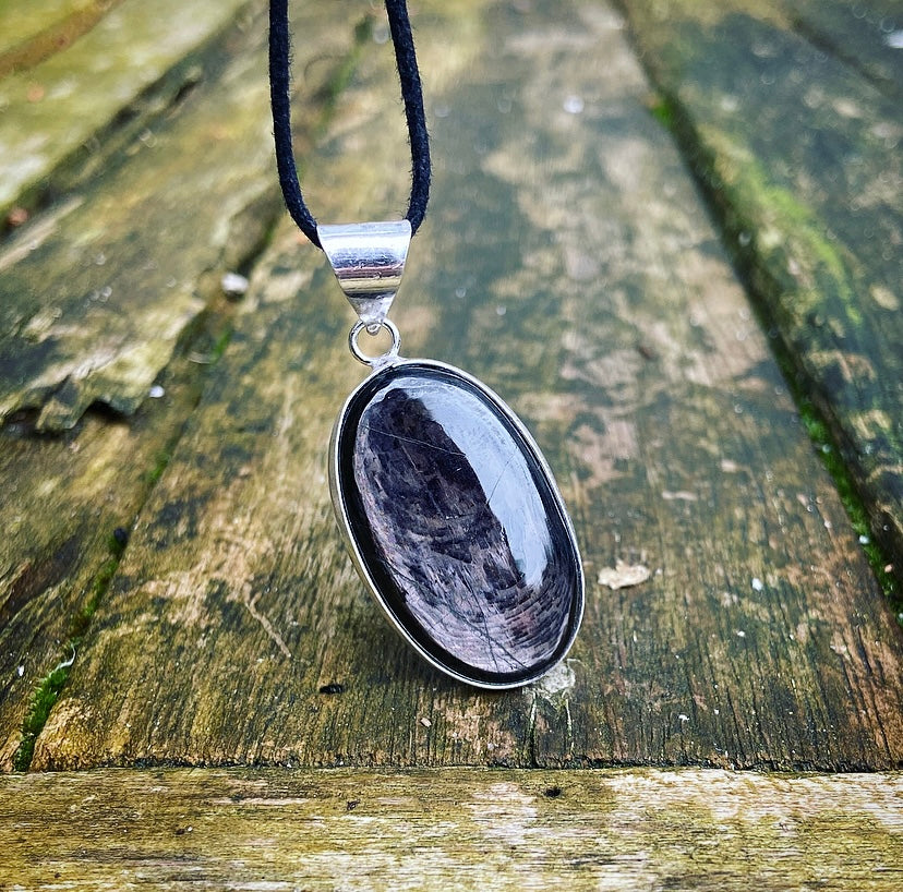 Hypersthene pendant "Aura of Superpower"