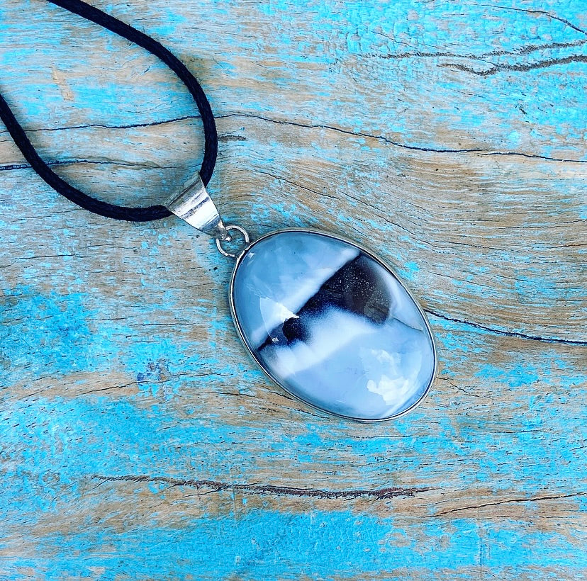 Blauwe Owyhee Opaal Hanger "De Heilige Bron"