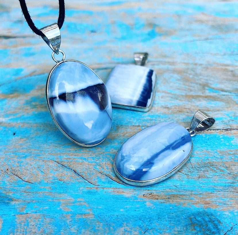Blauwe Owyhee Opaal Hanger "De Heilige Bron"