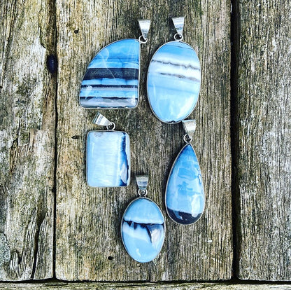 Blauwe Owyhee Opaal Hanger "De Heilige Bron"