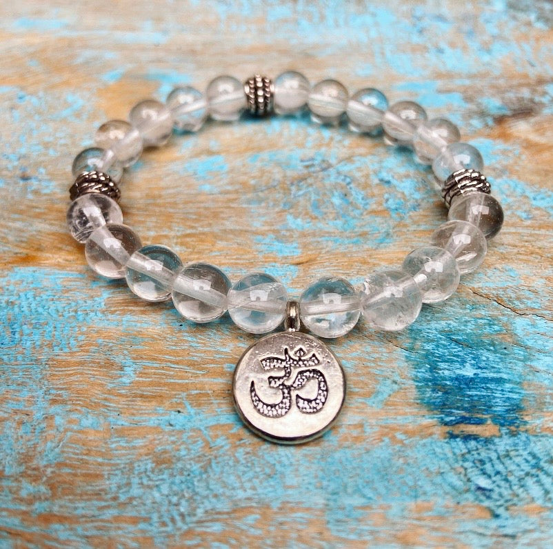 Bergkristal armband met Om-bedel "Zuiver in je kracht"