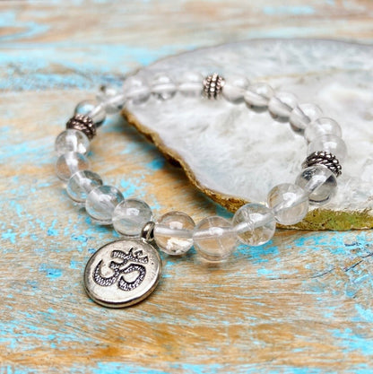 Bergkristal armband met Om-bedel "Zuiver in je kracht"