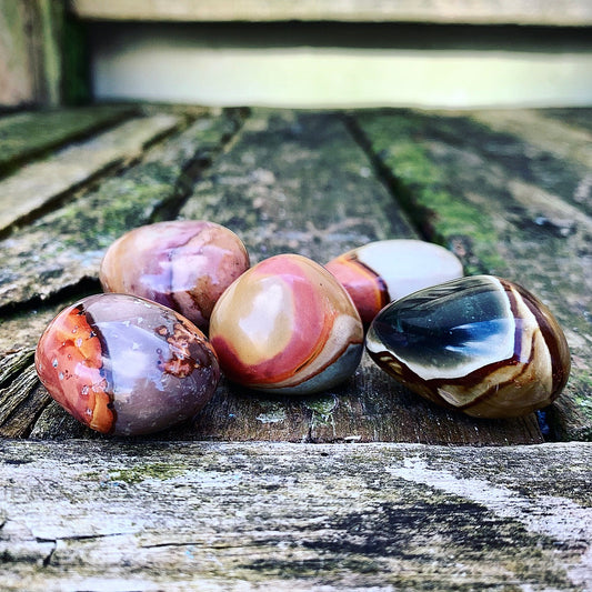 Polychroom Jaspis knuffelsteen "Aarden"