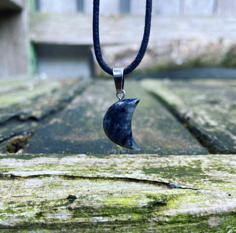 Moon Mood hangertje Larvikiet "Ik volg mijn eigen pad"