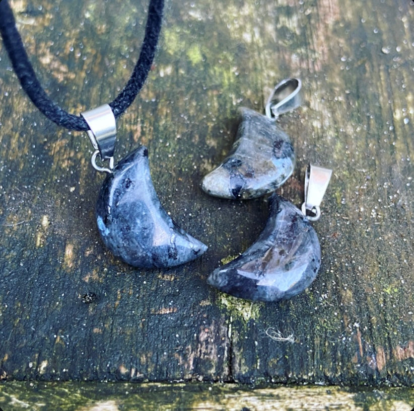 Moon Mood hangertje Larvikiet "Ik volg mijn eigen pad"