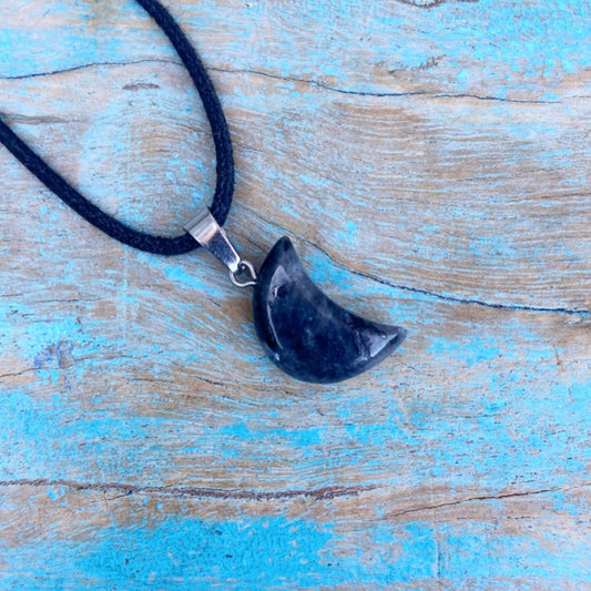 Moon Mood hangertje Larvikiet "Ik volg mijn eigen pad"