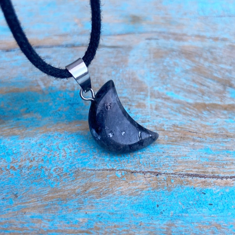 Moon Mood hangertje Larvikiet "Ik volg mijn eigen pad"