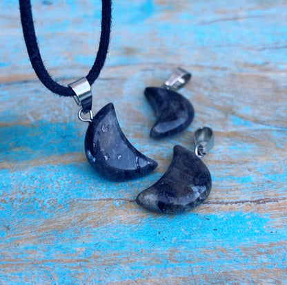 Moon Mood hangertje Larvikiet "Ik volg mijn eigen pad"