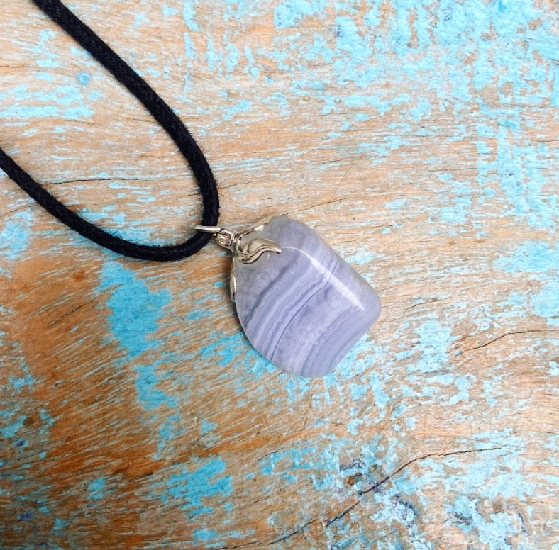 Chalcedoon hanger "De Elfensteen"