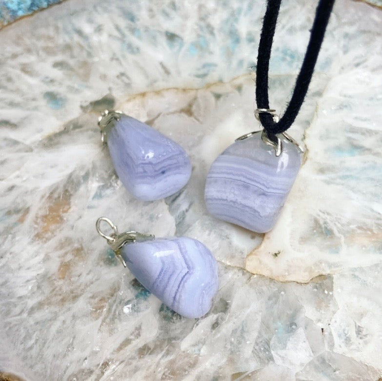 Chalcedoon hanger "De Elfensteen"