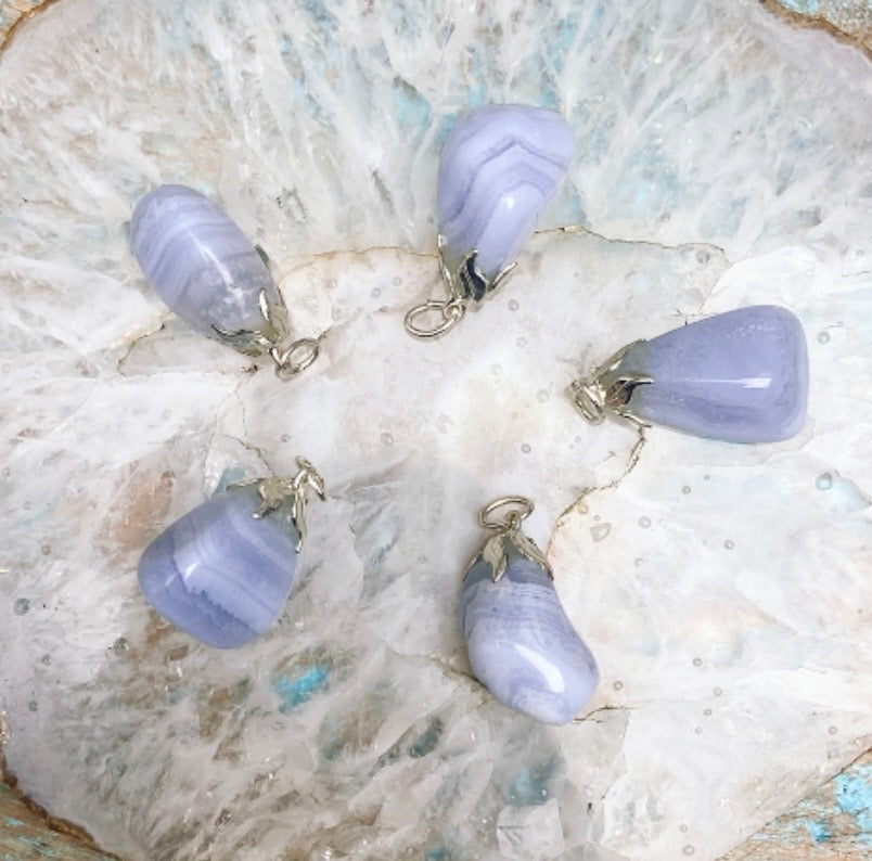 Chalcedoon hanger "De Elfensteen"