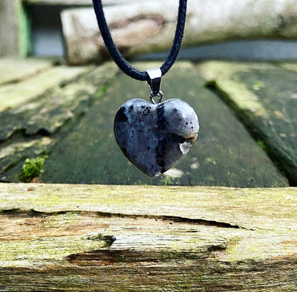 Larvikiet hart hangertje "Freya's Geschenken"