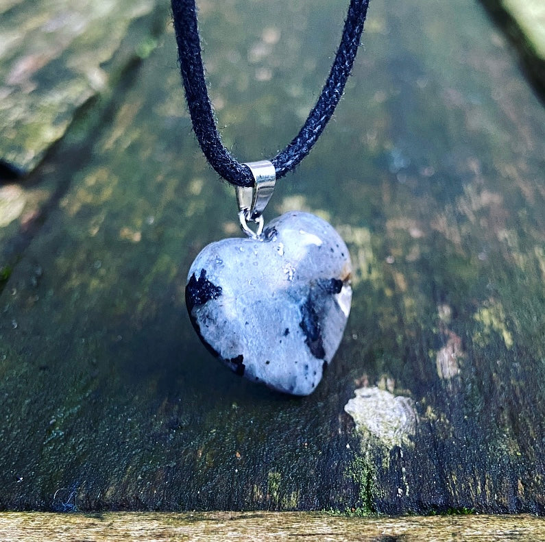 Larvikiet hart hangertje "Freya's Geschenken"