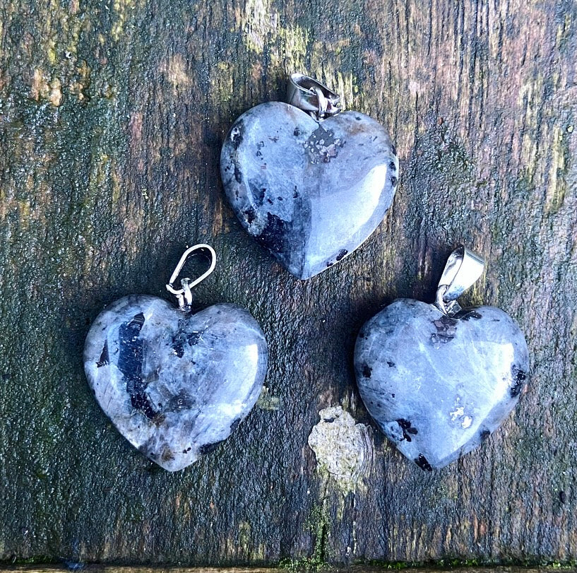 Larvikiet hart hangertje "Freya's Geschenken"