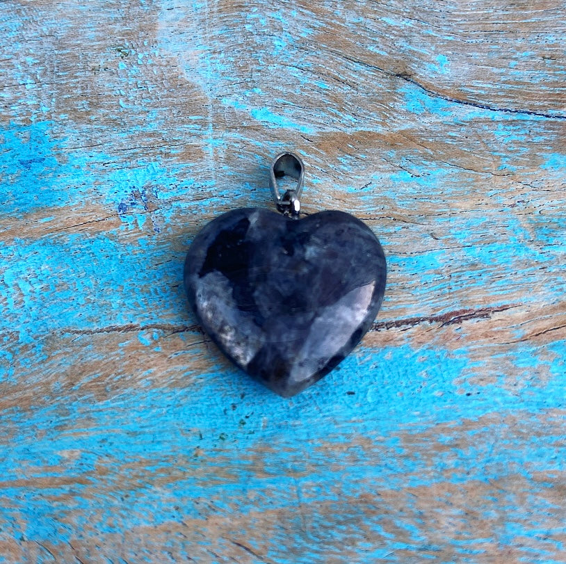 Larvikiet hart hangertje "Freya's Geschenken"