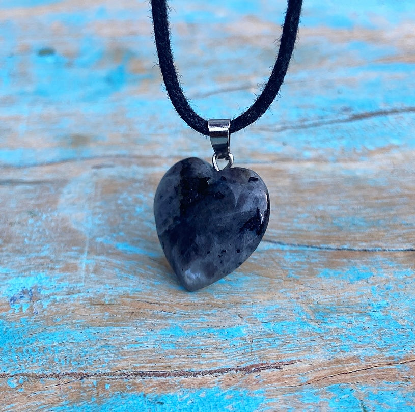 Larvikiet hart hangertje "Freya's Geschenken"