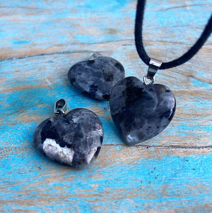 Larvikiet hart hangertje "Freya's Geschenken"