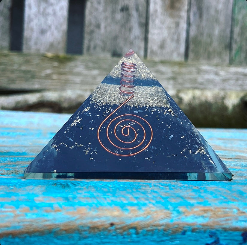 Shungiet & Zwarte Toermalijn Piramide "De Huisbeschermer"