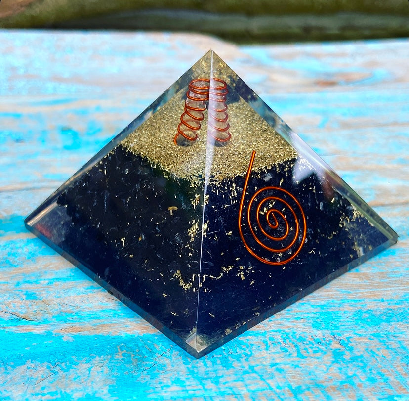 Shungiet & Zwarte Toermalijn Piramide "De Huisbeschermer"