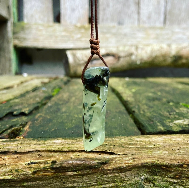 Prehniet hanger "Volg je Gevoel"