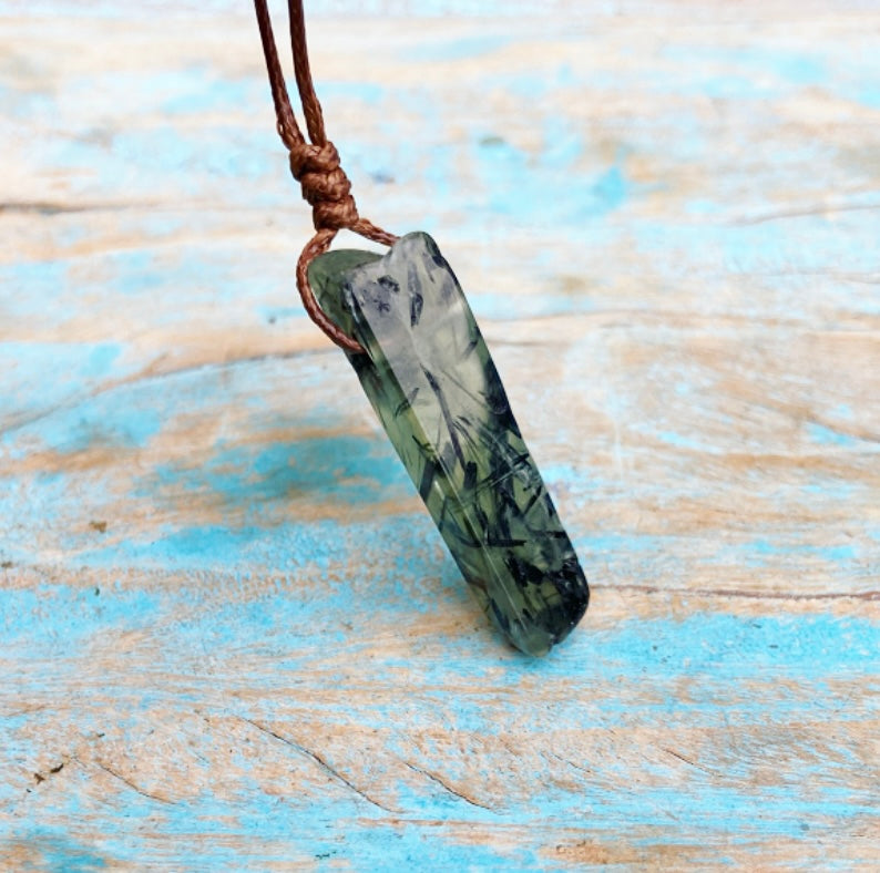 Prehniet hanger "Volg je Gevoel"