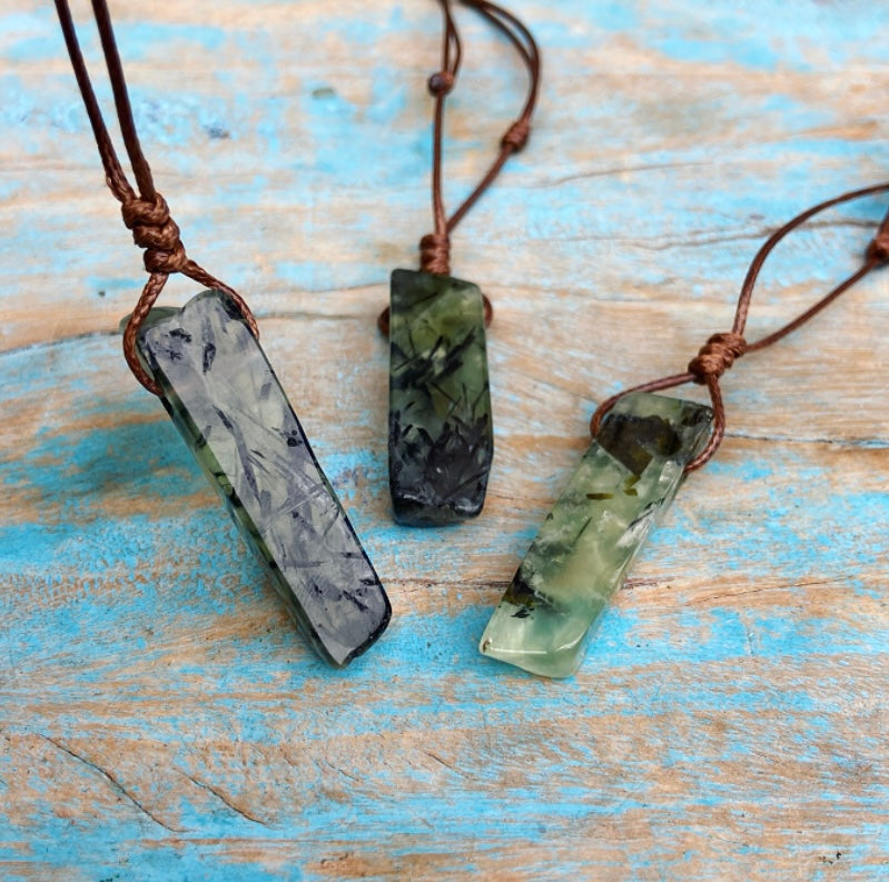 Prehniet hanger "Volg je Gevoel"