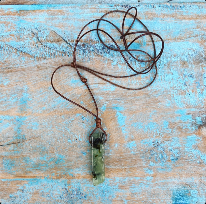 Prehniet hanger "Volg je Gevoel"