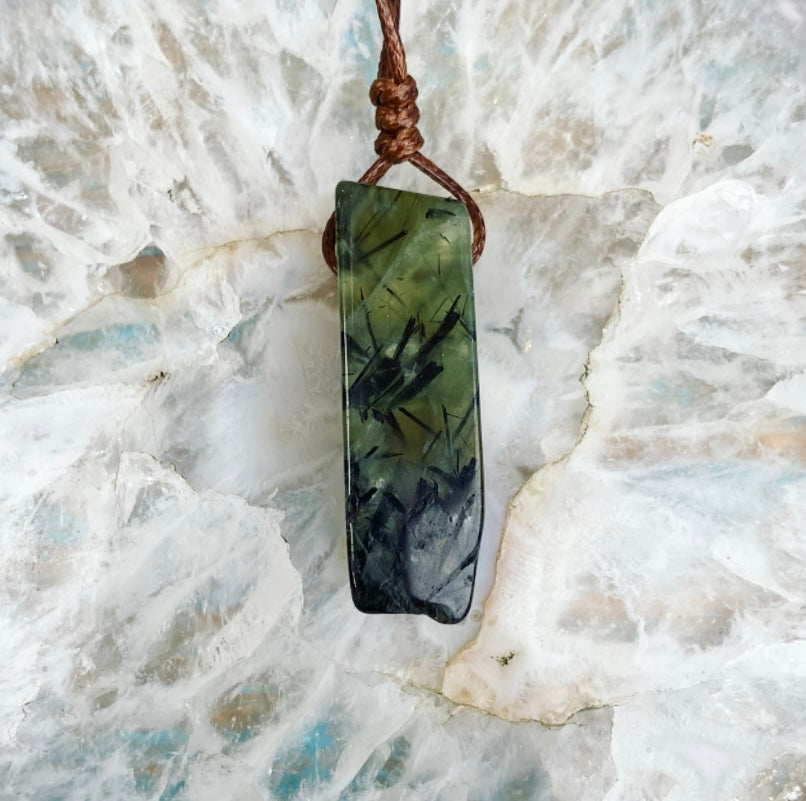 Prehniet hanger "Volg je Gevoel"