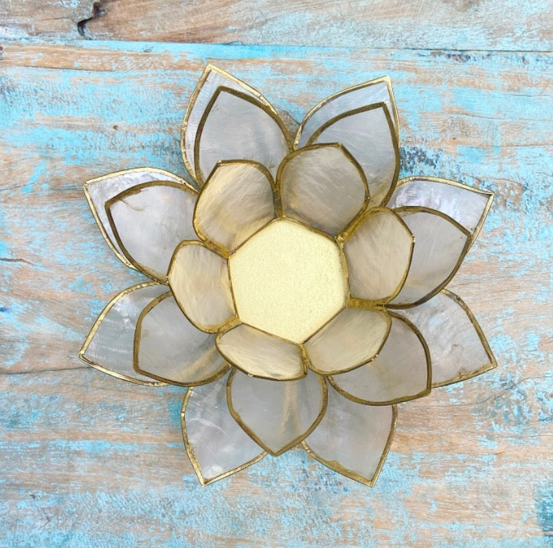 Lotus Sfeerlicht van capizschelp "Waar licht tot bloei komt"
