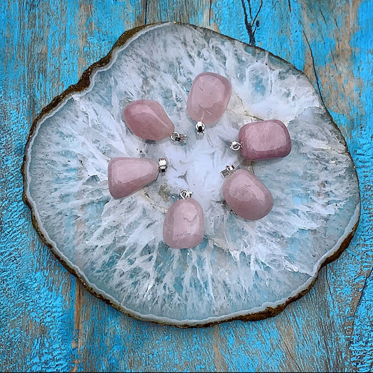 Rozenkwarts hangertje "Liefde"