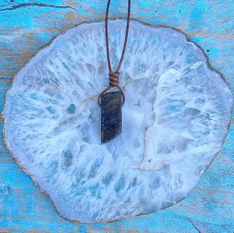 Labradoriet hanger "Voorkom overprikkeling"