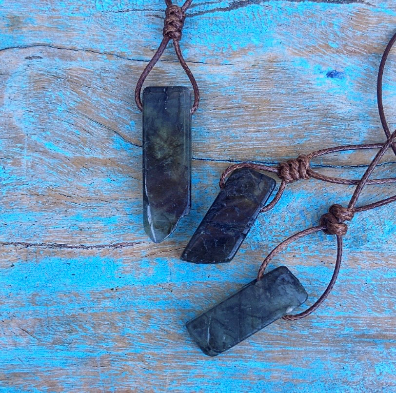 Labradoriet hanger "Voorkom overprikkeling"