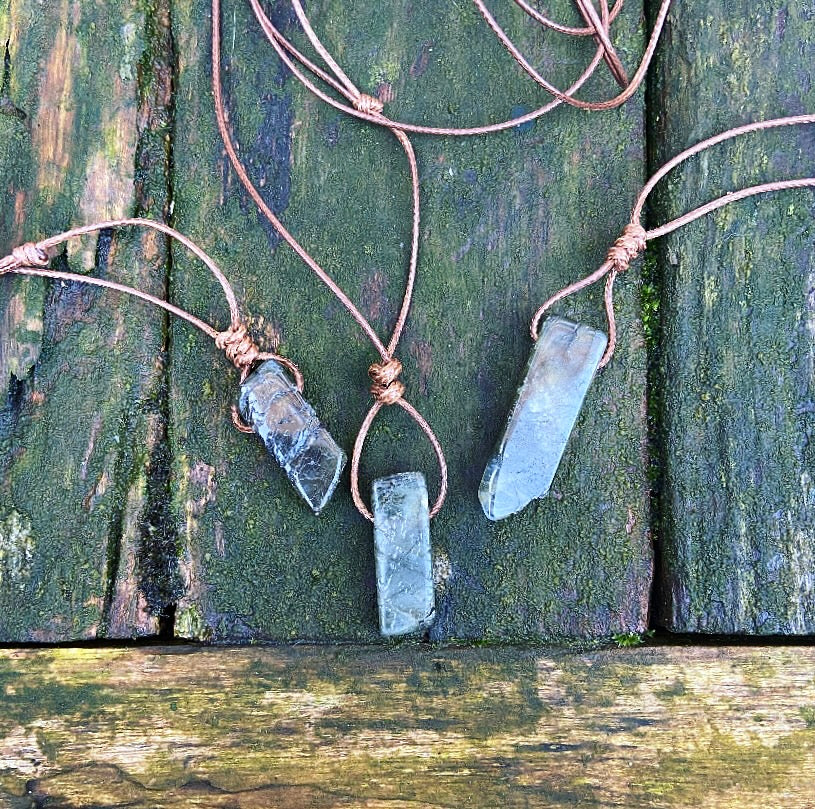 Labradoriet hanger "Voorkom overprikkeling"