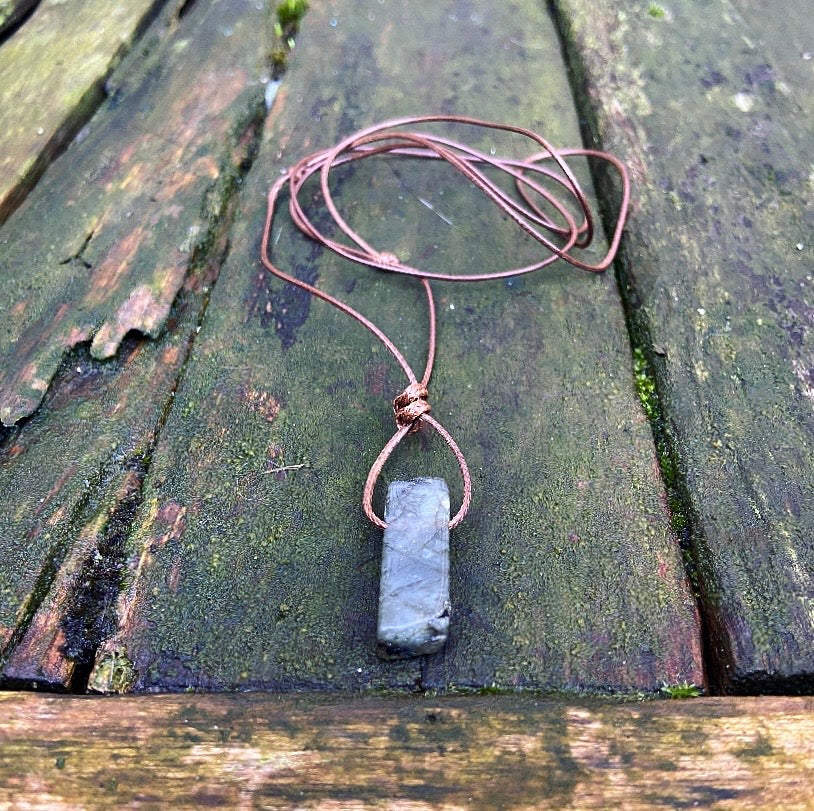 Labradoriet hanger "Voorkom overprikkeling"