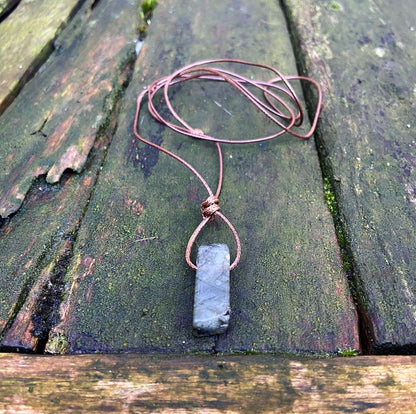 Labradoriet hanger "Voorkom overprikkeling"