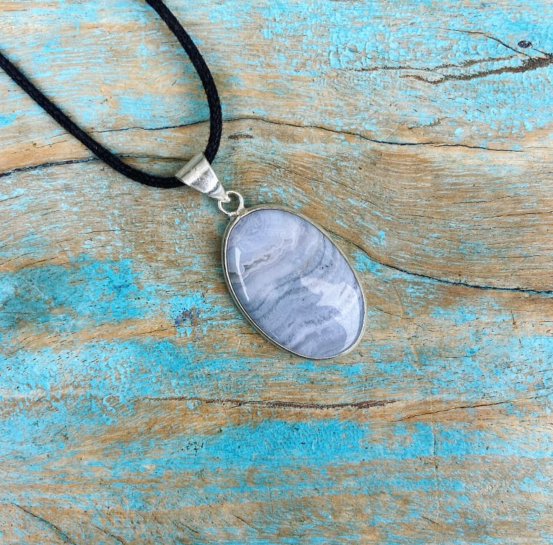 Chalcedoon hanger "De Elfensteen"