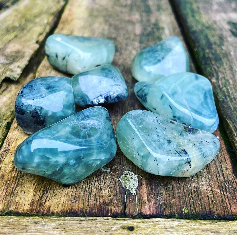 Prehnite Cuddle Stone "Follow your Feeling"
